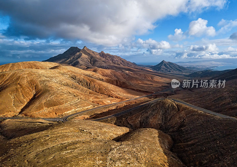 从西班牙富埃特文图拉岛的Mirador de Sicasumbre观看蒙大拿卡登日落。